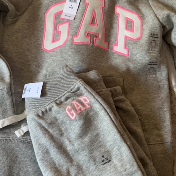 Kids gap joggersuits size 6/7